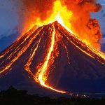 A Dança Flamejante do Volcán de Fuego: Guatemala à Beira do Colapso